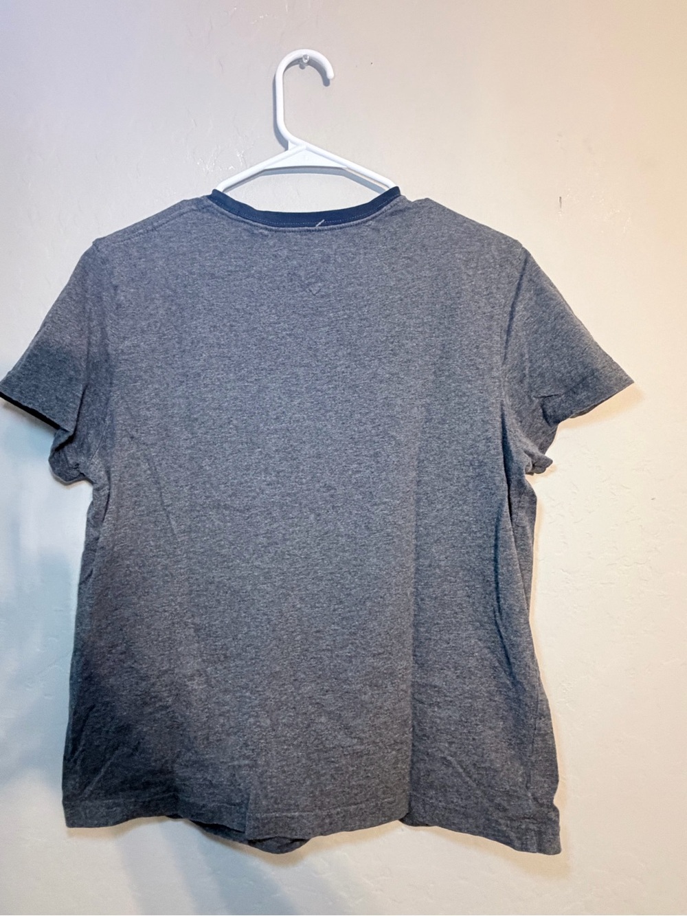 Tommy Hilfiger women's Gray Logo Tee with Red & White Stripe size small - Picture 5 of 5